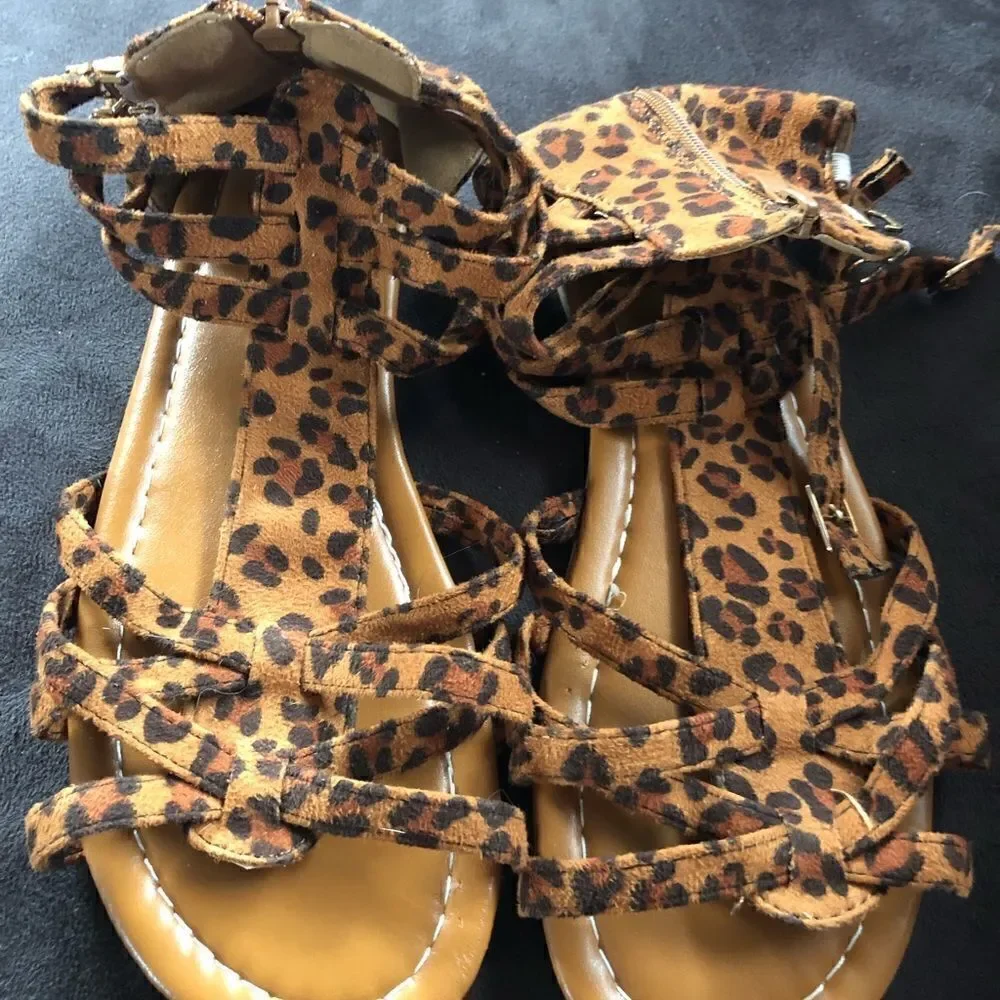 New never worn animal print buckle sandals. Side clasps . Zipper up the back.